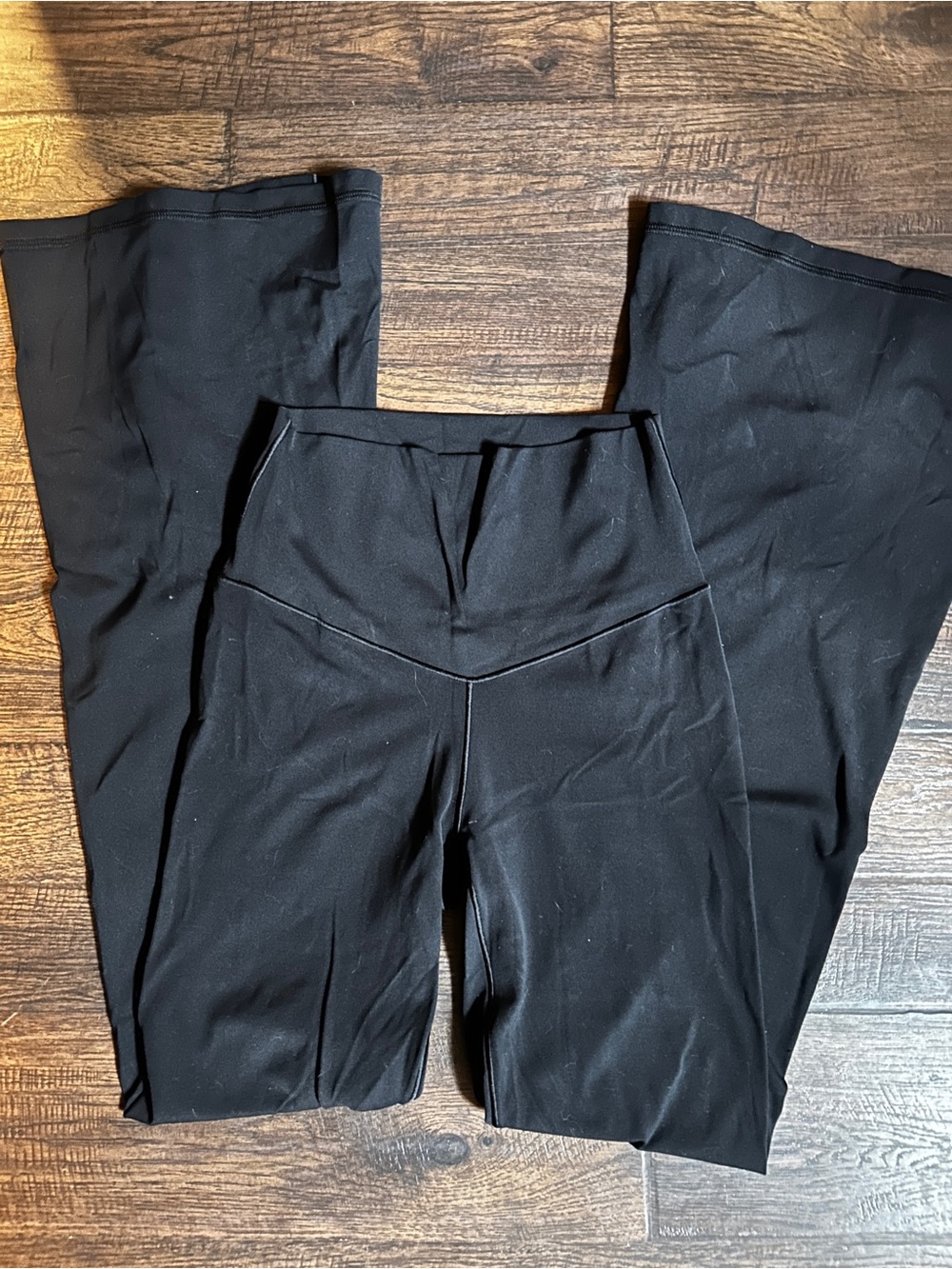 High-Waist Black Flare Leggings with V-Shaped Waistband